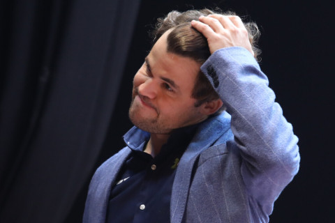 Магнус Карлсен оттолкнул камеру после поражения на ЧМ - ВИДЕО