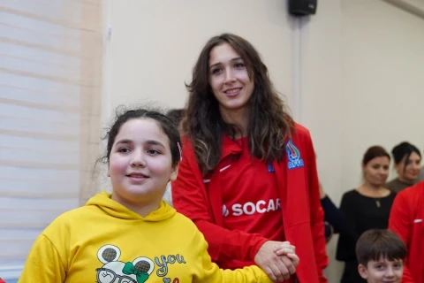 Milli komandanın üzvləri uşaq sığınacağını ziyarət ediblər - FOTO