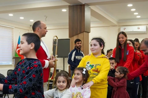 Milli komandanın üzvləri uşaq sığınacağını ziyarət ediblər - FOTO