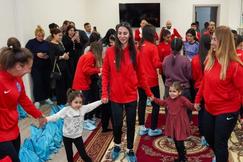 Milli komandanın üzvləri uşaq sığınacağını ziyarət ediblər - FOTO