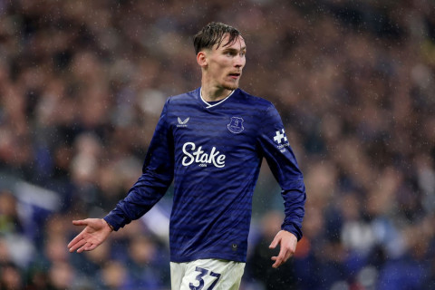 "Манчестер Юнайтед" рассматривает возвращение полузащитника из "Эвертона"