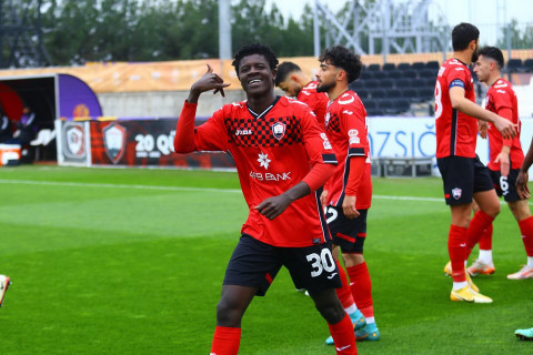 Rəhbərlikdə Tsxadadzenin üç transfer istəyinə yaşıl işıq yandırılıb