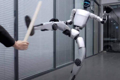 Çində robotu kunq-fu elementlərinə öyrətdilər, amma hər şey plana uyğun getmədi - VİDEO