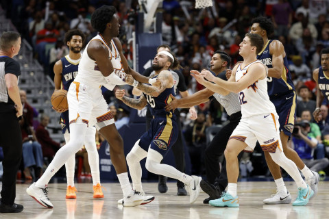 Драка в НБА между баскетболистами с разницей в росте 33 см - ВИДЕО