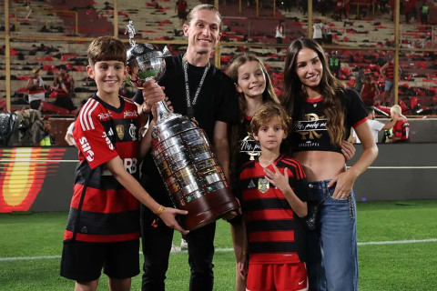 Филипе Луис продлил контракт с "Фламенго" до конца 2027 года