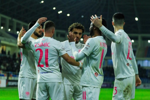 "Сабах" планирует расстаться с двумя легионерами