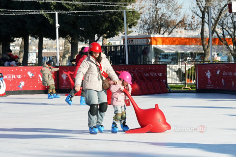 Bakı bulvarındakı buz meydançasında bayram ab-havası - İDMAN.BİZ-in FOTOREPORTAJI