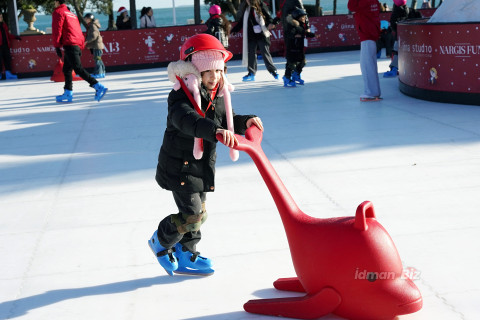 Bakı bulvarındakı buz meydançasında bayram ab-havası - İDMAN.BİZ-in FOTOREPORTAJI