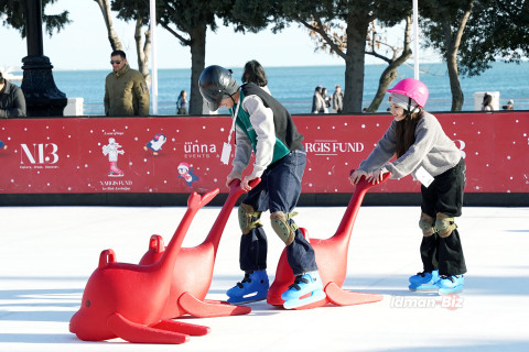 Bakı bulvarındakı buz meydançasında bayram ab-havası - İDMAN.BİZ-in FOTOREPORTAJI