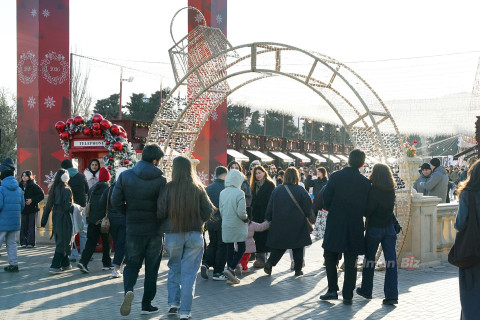Bakı bulvarındakı buz meydançasında bayram ab-havası - İDMAN.BİZ-in FOTOREPORTAJI