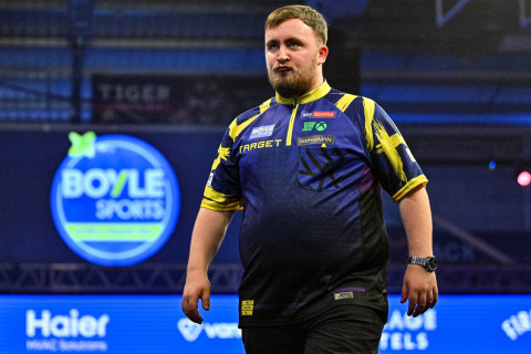 Англичанин Люк Литтлер второй раз подряд стал чемпионом мира по дартсу