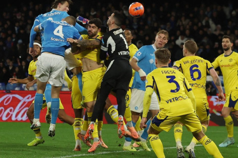 "Наполи" дома сыграл вничью с "Вероной" в Серии А - ВИДЕО