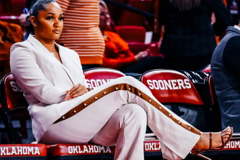 Главный тренер женской команды "Техас" привлекла внимание своим образом и стилем - ВИДЕО