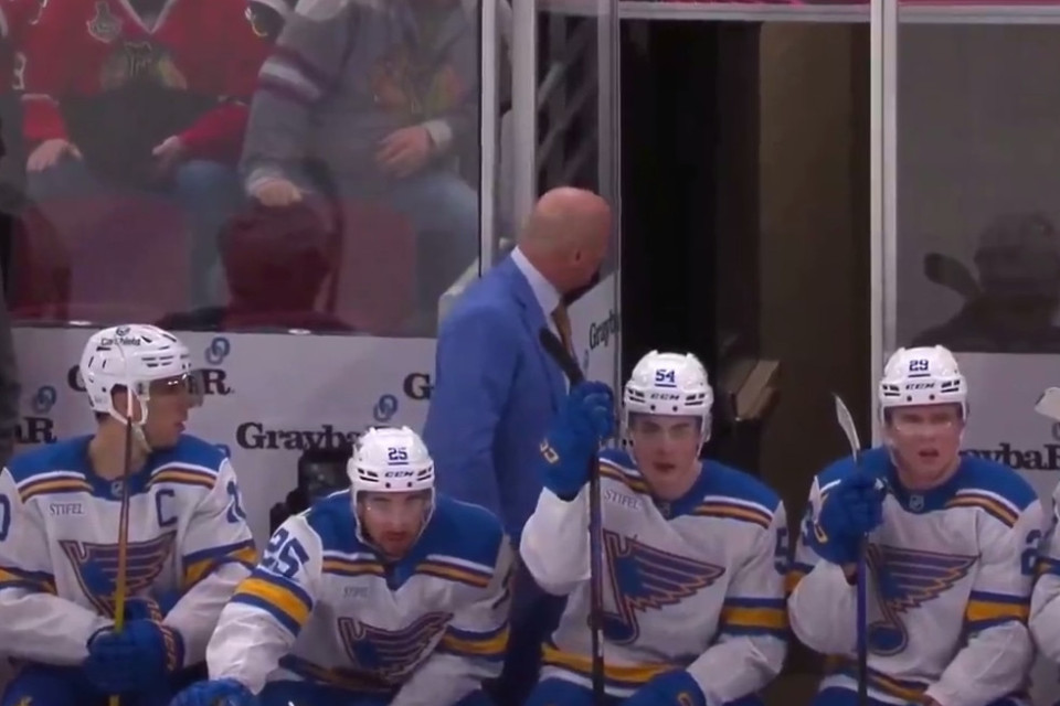 Hokkeyçinin etdiyi hərəkət hər kəsdə gülüş doğurdu - VİDEO