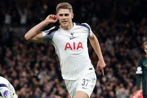 “Barselona” müdafiə xəttini Mikki van de Venlə gücləndirmək istəyir