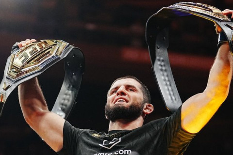 Islam Makhachev showcases card trick - VİDEO