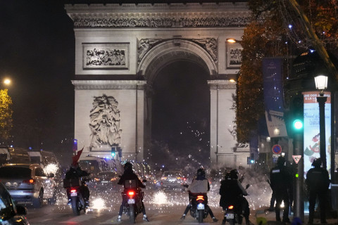 В Париже ввели запрет на собрания болельщиков на Елисейских полях