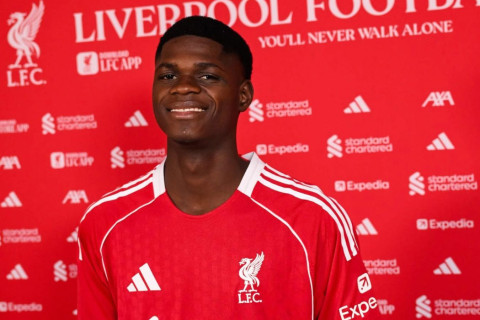 “Liverpul” 18 yaşlı müdafiəçi ilə müqavilə imzalayıb