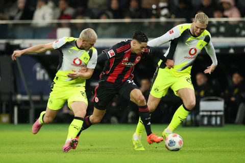 “Borussiya” “Ayntraxt”la oyunda məğlubiyyətdən son anda qurtarıb