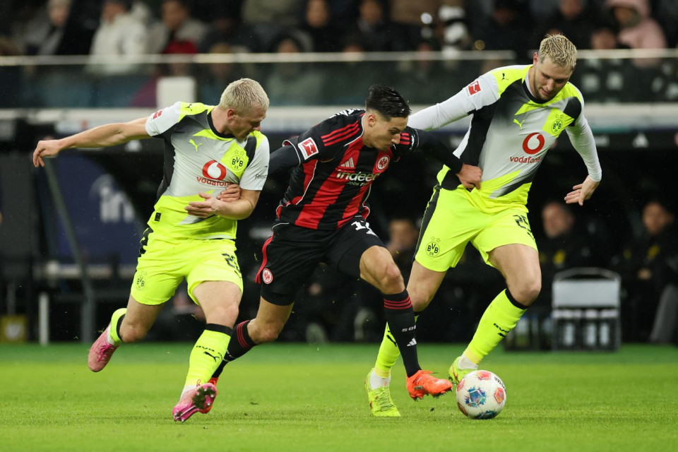 “Borussiya” “Ayntraxt”la oyunda məğlubiyyətdən son anda qurtarıb