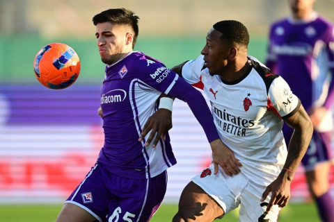 "Милан" ушел от поражения в матче с "Фиорентиной" благодаря голу в концовке - ВИДЕО