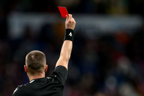 Арбитр показал красную карточку болельщику во время матча в Шотландии