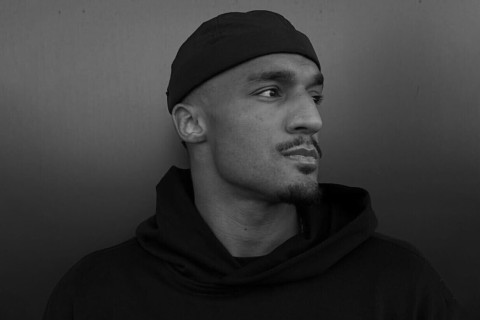 Ötən ay güllələnən fubolçu pəncərədən yıxılaraq ölüb