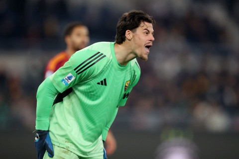 Chelsea and Manchester United show interest in Roma goalkeeper Mile Svilar