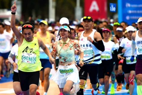 В Китае двух марафонцев дисквалифицировали за курение во время забега