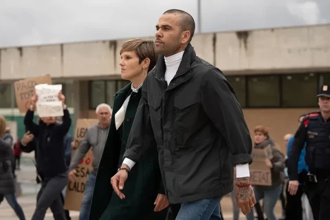 Дани Алвес подал в суд на бывшую жену