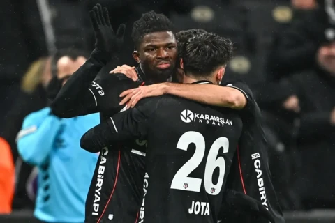 “Beşiktaş” artırılmış vaxtda vurulan qolla qalib gəlib