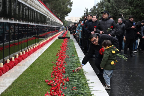 20 Yanvar şəhidlərinin xatirəsi anılıb - FOTO
