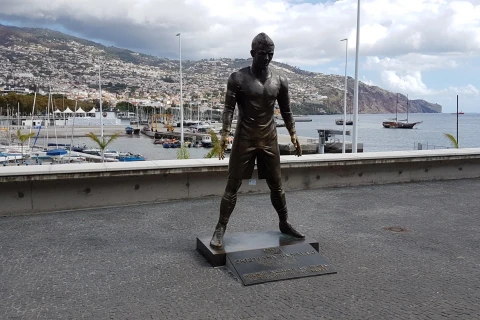 Madeyrada Kriştianu Ronalduya aid heykəl yandırılıb - VİDEO