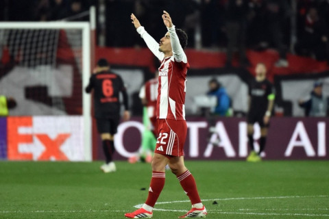 "Олимпиакос" уверенно победил "Байер"