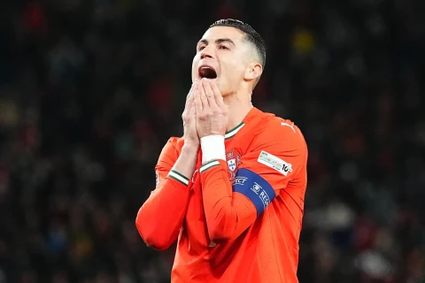 Cristiano Ronaldo statue set on fire in Portugal - VIDEO