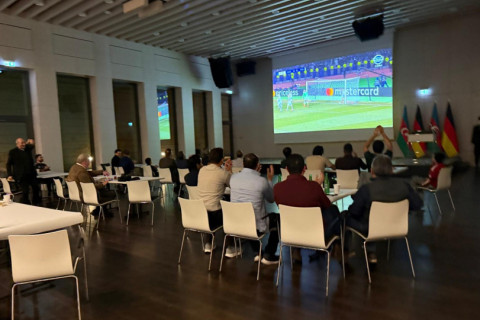 “Qarabağ” – “Ayntraxt Frankfurt” oyunu Azərbaycan səfirliyinin təşkilatçılığı ilə Berlində kollektiv şəkildə izlənilib - FOTO
