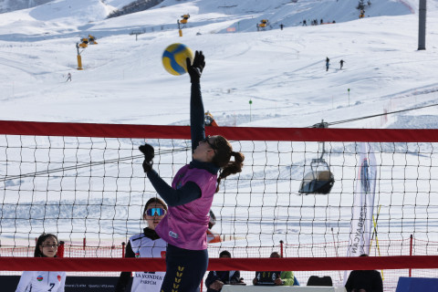 Qar voleybolu üzrə ölkə kuboku start götürüb