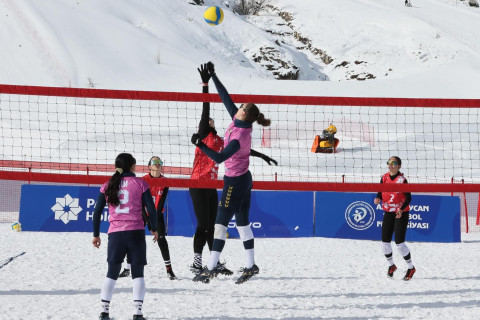 Стартовал Кубок страны по волейболу на снегу - ФОТО
