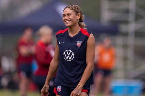 Dennis Rodmanın qızı Triniti dünyanın ən çox qazanan qadın futbolçusu olub