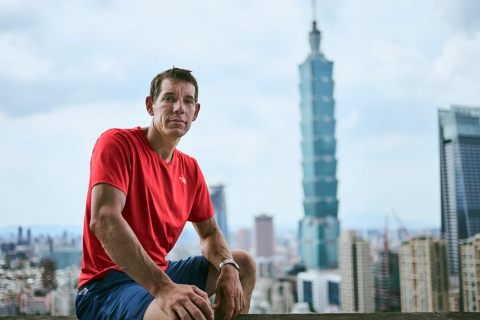 Американский скалолаз покорил символ Тайваня без страховки - ФОТО + ВИДЕО