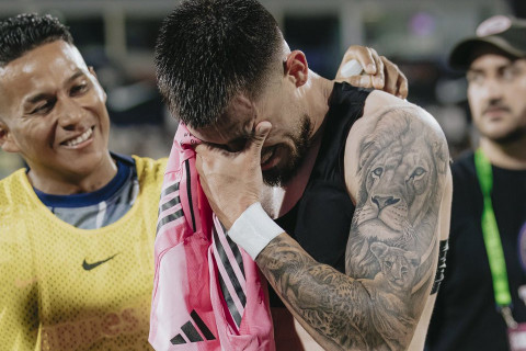 Футболка Месси довела до слез игрока перуанского клуба - ФОТО + ВИДЕО