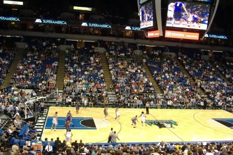 Minneapolisdə gərginlik pik həddə çatdı: NBA oyunu təxirə salındı