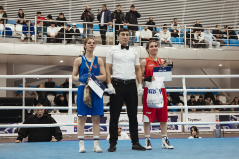 В Баку прошли финальные бои чемпионата Азербайджана по боксу среди женщин
