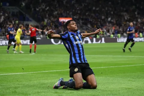 "Барселоне" и "Манчестер Сити" интересен футболист сборной Нидерландов