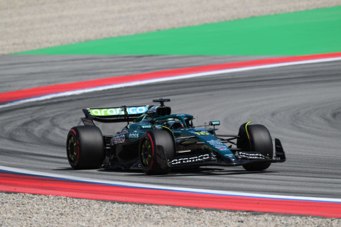 Новый болид "Астон Мартин" остановился на трассе вскоре после дебюта