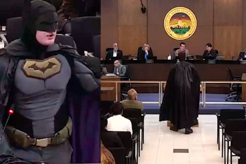 Неизвестный в костюме Бэтмена выступил на заседании городского совета перед Супербоулом