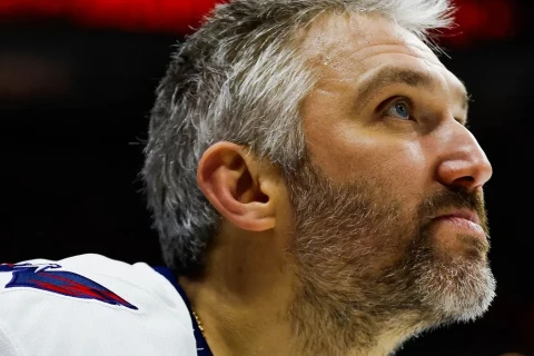 LeBron James greets Alex Ovechkin as Lakers rout Wizards in Washington