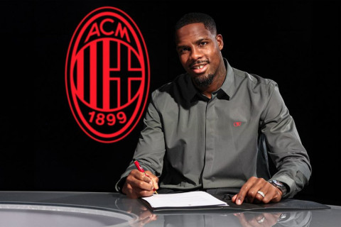 Mik Menyan “Milan”la yeni müqavilə imzalayıb