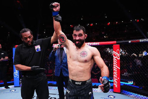 Бенуа Сен-Дени победил Дэна Хукера техническим нокаутом на UFC 325