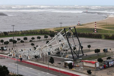 Шторм уничтожил арену, фанаты пришли с лопатами - ВИДЕО